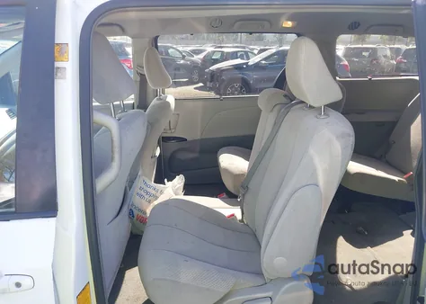 2012 Toyota Sienna Le V6 8 Passenger z USA, uszkodzony, nr VIN 5TDKK3DCXCS197317